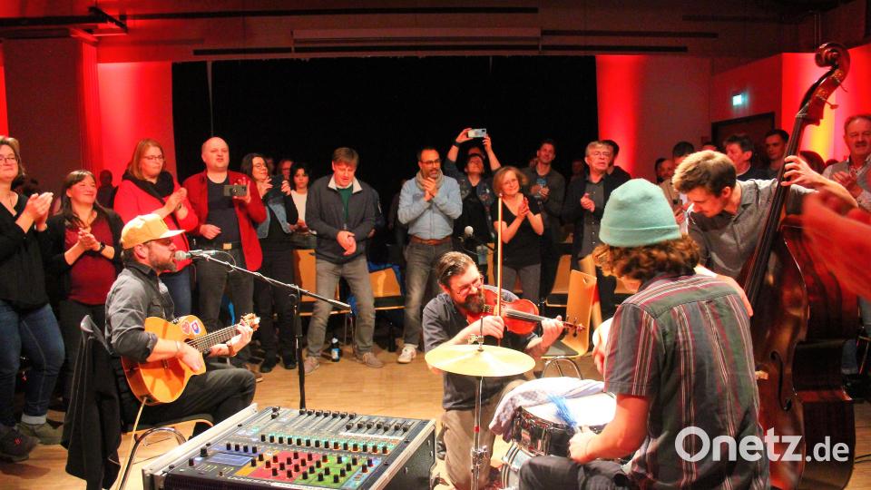 Die Begeisterung kannte Grenzen: Die Musiker von Django 3000 ließen es im Foyer der Mehrzweckhalle krachen. Bild: stg