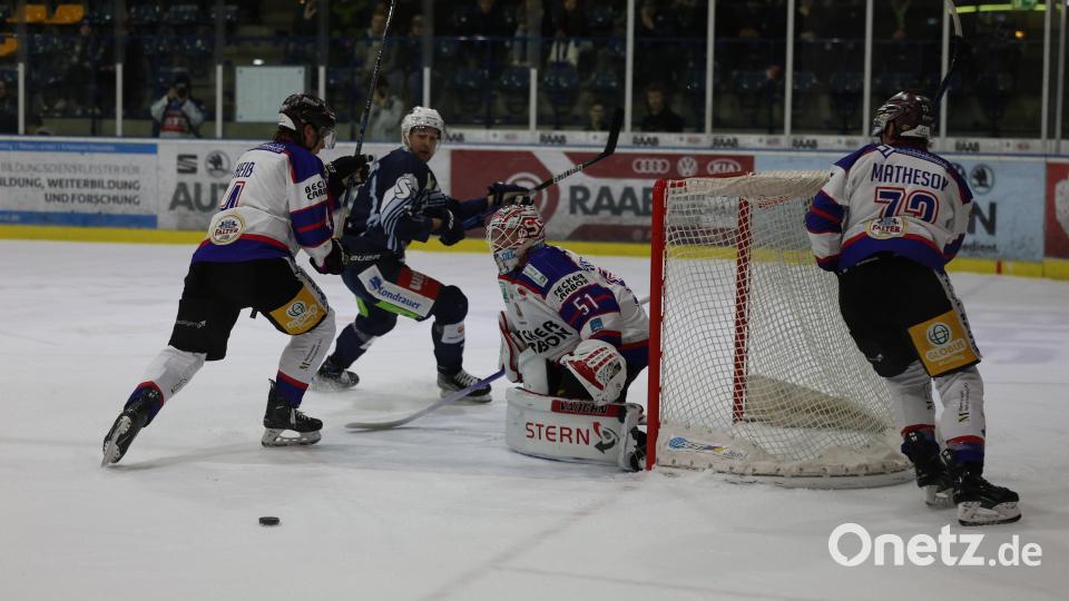 Die Blue Devils besiegten am Freitagabend den Deggendorfer SC mit 2:1 nach Penaltyschießen. Hier lauert Luca Gläser vor dem Kasten des starken Gästegoalies Timo Pielmeier. Bild: Tobias Neubert