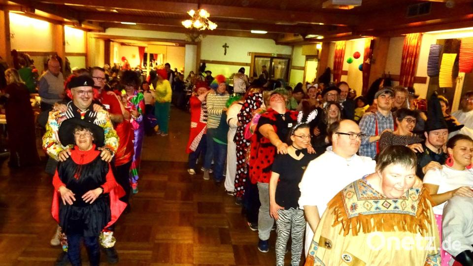 Tanzshow-Einlagen, Polonäse und fetzige Musik sorgten für ausgelassene Stimmung auf dem Faschingsball der Jura-Werkstätten für Menschen mit und ohne Behinderung. Bild: Bernhard Albrecht/exb