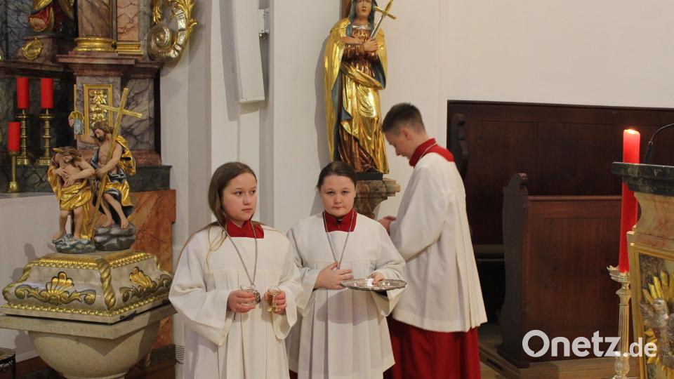 Frischgebackene Ministranten übernahmen sogleich den Altardienst. Bild: Scherr/exb