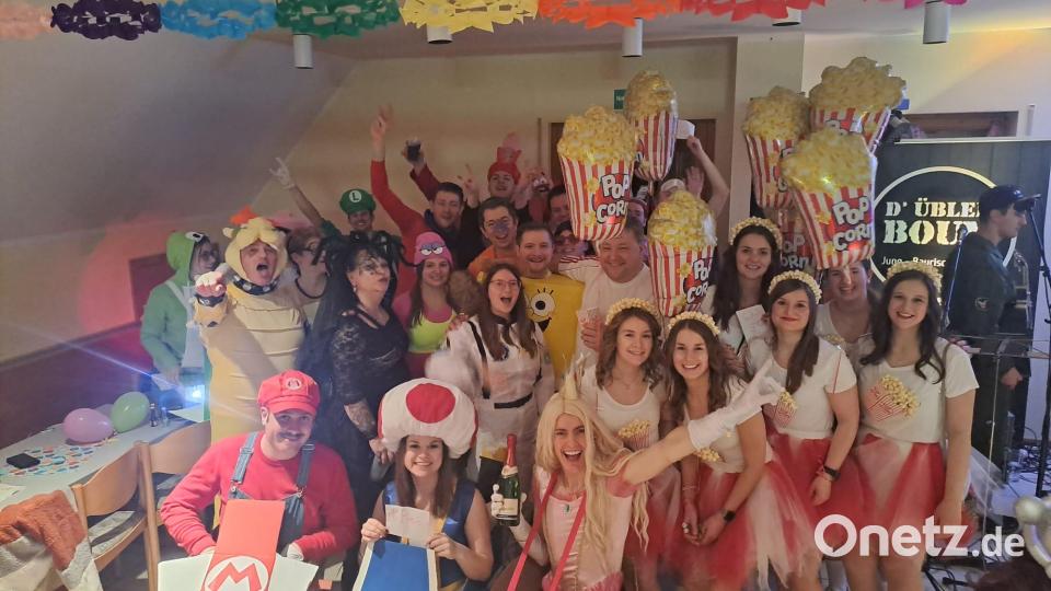 Tolle Masken sind beim Utzenhofener Vereinsfasching zu sehen. Bild: aun