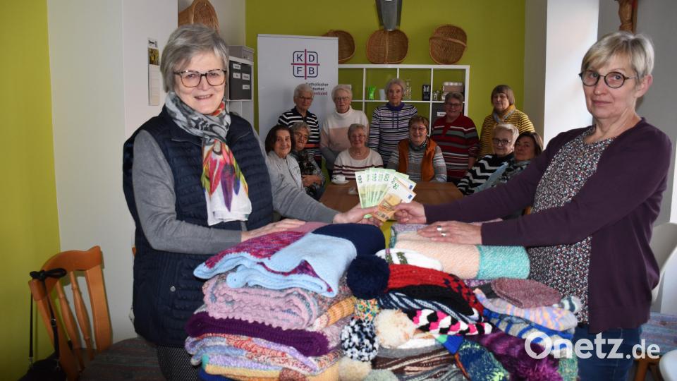 Dr. Annemarie Schraml (links) freute sich über die Geld- und Sachspende, die sie vom Frauenbund Tirschenreuth bekommen hat. KDFB-Vorsitzende Christa Stock überreichte ihr 750 Euro sowie einen Berg an gestrickten Decken und Mützen, die in Tansania dringend gebraucht werden. Bild: ubb