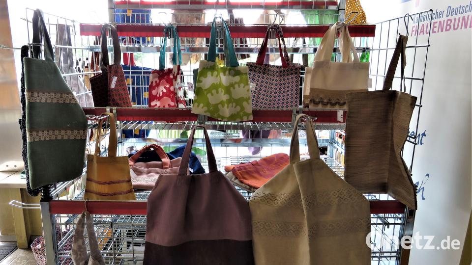 Die selbst genähten Taschen sind der Renner: Genäht aus alten Stoffen, die Tirschenreuther Bürger spendeten. Bild: ubb