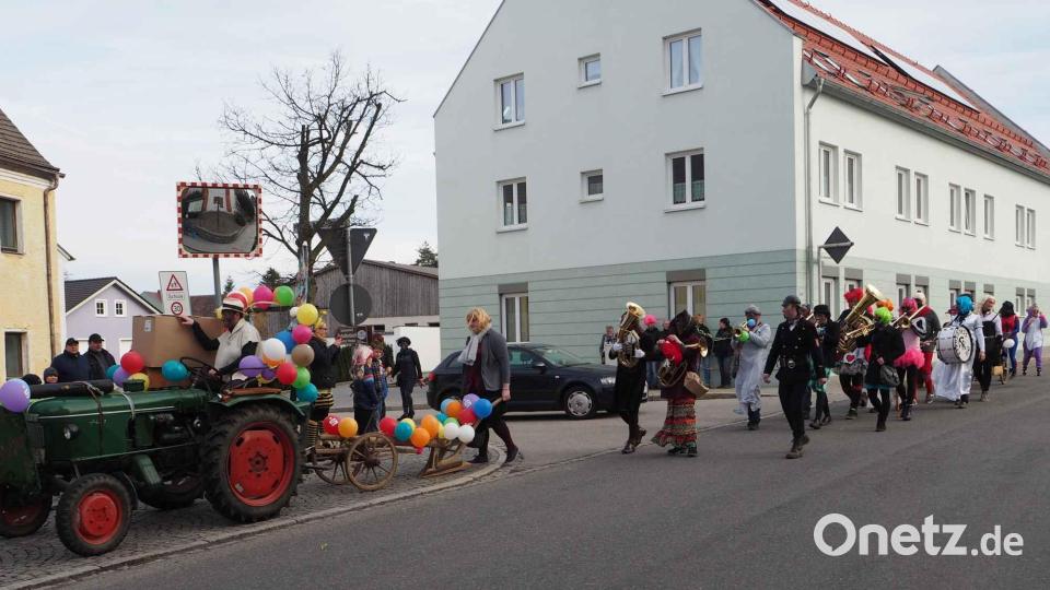 In den kommenden Wochen treffen sich die kostümierten Narren bei Veranstaltungen und graben am närrischen Pfista mit dem Pflug symbolisch die Fosend aus. Archivbild: gz