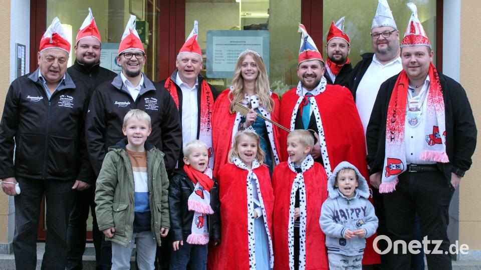 Die Interessengemeinschaft freut sich auf den Faschingsumzug in Kirchenthumbach und ruft laut &quot;Helau&quot;. Bild: exb: IG Faschingszug, Robert Lindner