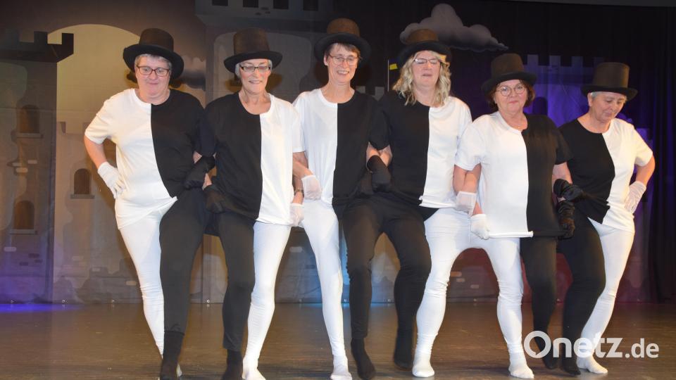 Ein Durcheinander in schwarz/weiß. Der etwas andere Tanz der Frauenbund-Tänzerinnen. Bild: fz