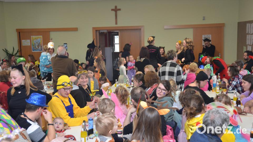 Spiel, Spaß und ganz viel Tanz und Action waren beim TV-Kinderfasching im Evangelischen Gemeindehaus geboten. Da ging einmal mehr die Post ab. Bild: dob