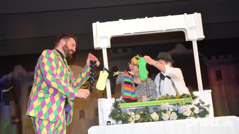 Eine Kollektion anderer Socken, damit er nicht immer die roten tragen muss, gibt es für Bürgermeister Sebastian Dippold von den beiden Stadtratschn. Bild: fz