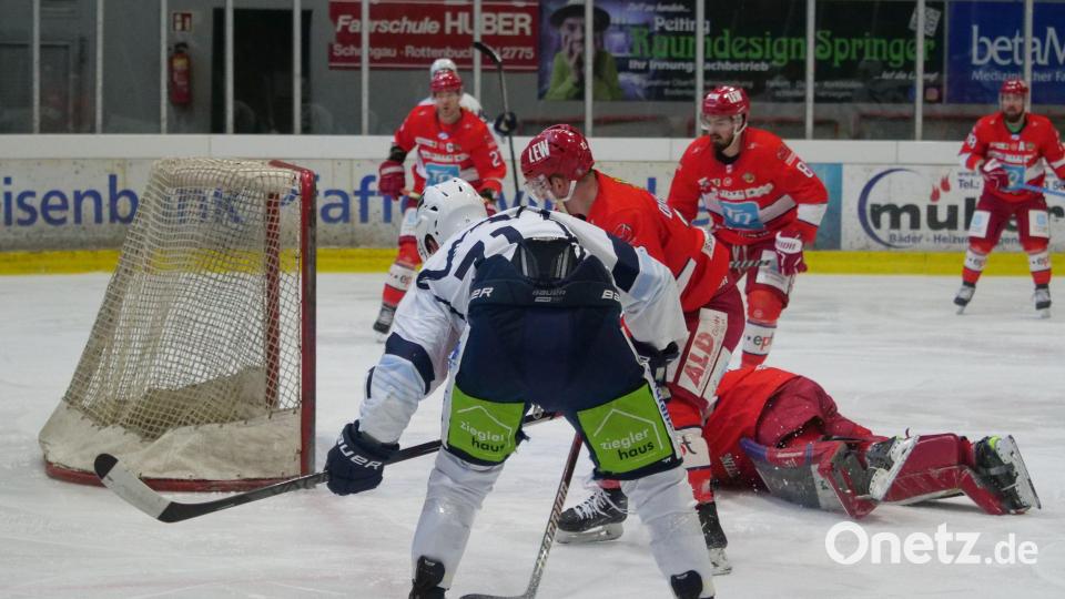 Edgar Homjakovs (vorne) schaut nach seinem Treffer zum 1:0 nochmal ganz genau hin. Bild: Christian Kaminsky