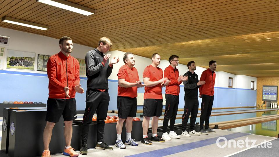 Die Bayernliga-Kegler von Fortuna Neukirchen mit Mannschaftsführer Horst Seubert (rechts). Bild: Hubert Ziegler