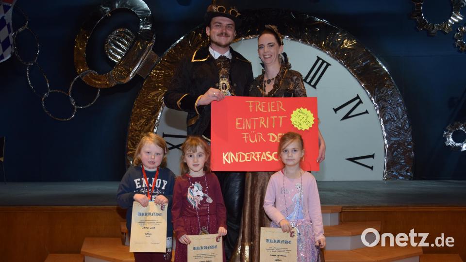 Aus den Händen des diesjährigen Prinzenpaares, Prinz Thomas VI. und Prinzessin Julia I., erhielten Aaliya Lenk, Emma Schatz und Hanna Wittmann (vorne von links) ihre Preise. Bild: fla