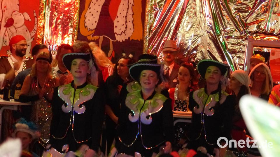 Die Erwachsenen-Garde zeiget einen perfekten Auftritt. Bild: hme