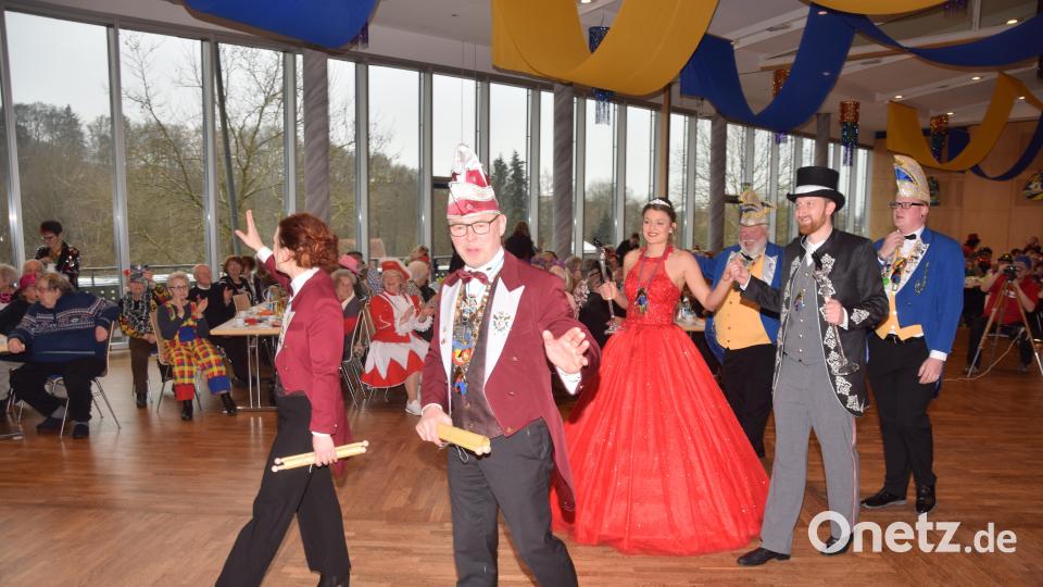 Das Prinzenpaar Elena und Patrick gab den Senioren und Seniorinnen die Ehre und sprach beim Seniorenfasching von dem Höhepunkt im Neustädter Fasching. Bild: fz