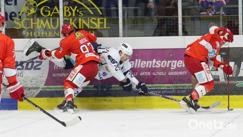 Der Weidener Lukas Ribarik wird an der Bande gecheckt. Bild: Roland Halmel