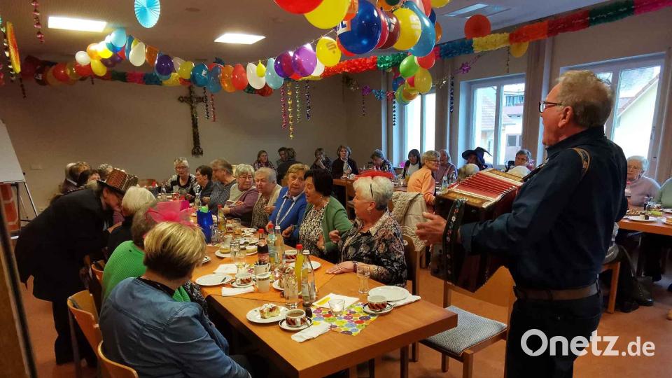 Beim Seniorenfasching des &quot;Goldenen Oktobers&quot; wurde nach den Melodien von Helmut Moll gesungen, geschunkelt und gelacht. Bild: gz