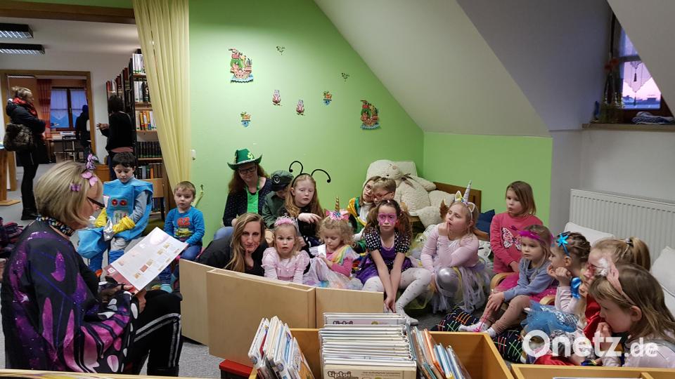 Aufmerksam lauschten die Kinder bei der Vorlesestunde über die turbulente Faschingszeit mit einer Bildergeschichte mit der Märchentante Birgit Gerlach-Kneißl. Bild: gi