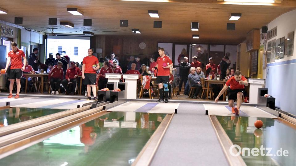 Daniel Witt (rechts) und Andreas Meixner (2.v.l.), beide Fortuna Neukirchen sowie Michael Wehner (2.v.r.) und Manuel Kessler (links), beide SC Luhe-Wildenau. Bild: Hubert Ziegler