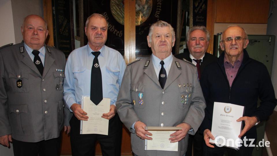 Die Krieger- und Soldatenkameradschaft Wondreb ehrte verdiente Mitglieder. Im Bild (von links) Vorsitzender Josef Meisl, Richard Schwägerl, Peter Friedrich, Zweiter Bürgermeister Peter Gold und Gerhard Wurm, der zum Ehrenmitglied ernannt wurde. Bild: kro