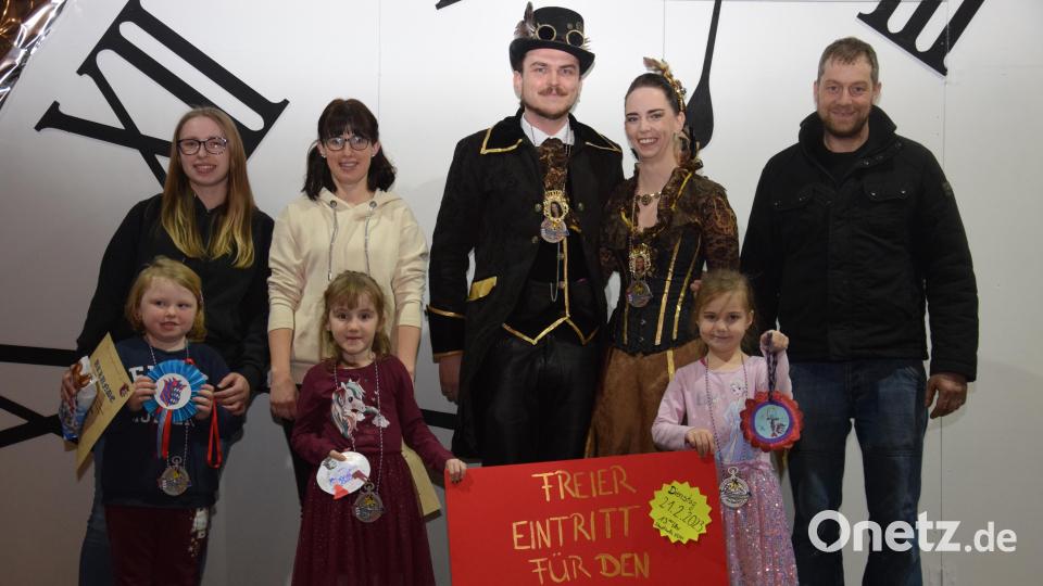 Aus den Händen des diesjährigen Prinzenpaares, Prinz Thomas VI. und Prinzessin Julia I., erhielten Aaliya Lenk, Emma Schatz und Hanna Wittmann (vorne von links) ihre Preise. Bild: fla