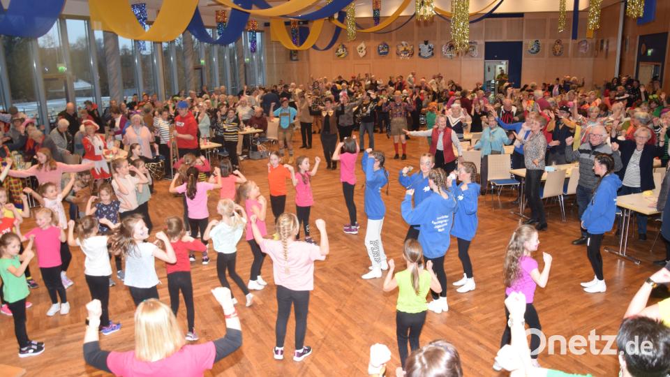 Viele Hände gingen zum Abschluss des Seniorenfaschings nach oben. Die Besucher erhoben sich und tanzten mit den Kindern und Akteuren das "Fliegerlied". Bild: fz