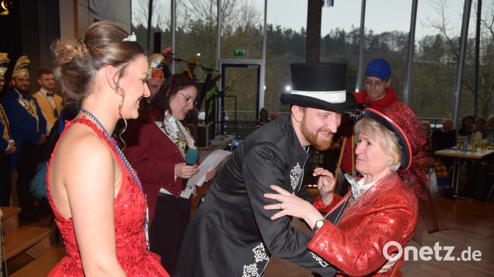 Ohne sie gäbe es den Seniorenfasching nicht. Gabi Fröhlich erntet dafür vom Faschingsprinzen ein Küsschen. Bild: fz