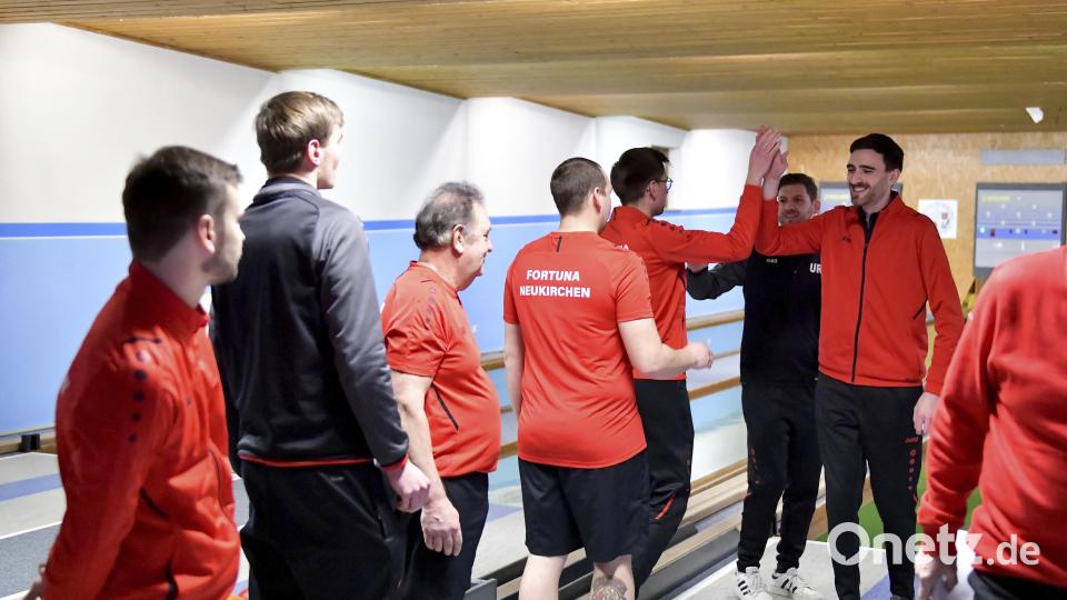 Die Kegler von Fortuna Neukirchen stimmen sich mit Mannschaftsführer Horst Seubert (rechts) auf das Spiel ein. Bild: Hubert Ziegler