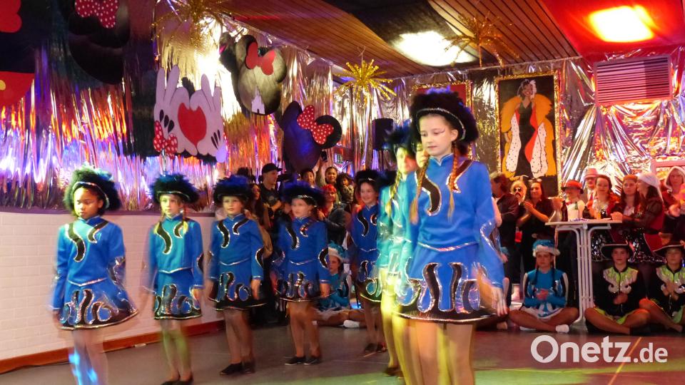Die Jugendgarde zeigte viel Professionalität bei ihrem Auftritt beim Weiberfasching. Bild: hme