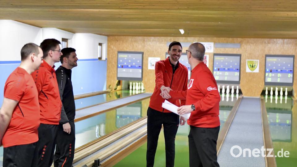 Mannschaftsführer Horst Seubert (2.v.r.) bei der Begrüßung. Bild: Hubert Ziegler