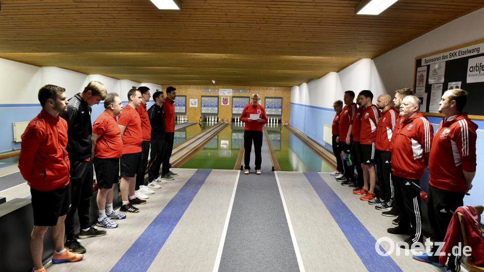 Die beiden Mannschaften von Fortuna Neukirchen (links) und SC Luhe-Wildenau (rechts) bei der Begrüßung. Bild: Hubert Ziegler