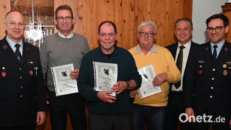 Einige Mitglieder werden für 50 Jahre Treue zum Feuerwehrverein ausgezeichnet (von links): Vorsitzender Christian Krieger, Johannes Donhauser, Rudolf Kordein, Erich Lobenhofer, Hermann Böhm und Matthias Scholz. Bild: gf
