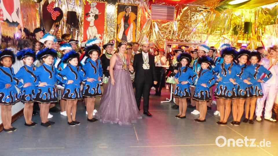 Das Prinzenpaar im Kreise der Kohlberger Garden. Bild: hme