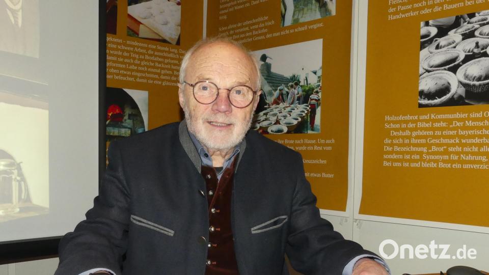 Dieter Radl: „Zur Hoimat gheiert Reiwer und Schander drunt in da Gass und Beia, Bratwürscht und Wirtshausleida“. Bild: rn