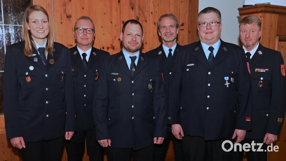 Die Poppenrichter Feuerwehr ehrt Aktive für 25 Jahre Dienstzeit (von links): Jugendwartin Marion Hoppe, Kreisbrandinspektor Christoph Strobl, David Deyerl, Kommandant Markus Zagel, Michael Körber und Kreisbrandmeister Jürgen Schloß. Bild: gf
