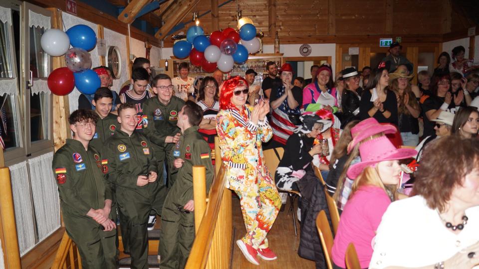 Um Mitternacht besuchten auch die Männer den Weiberfasching Bild: slh