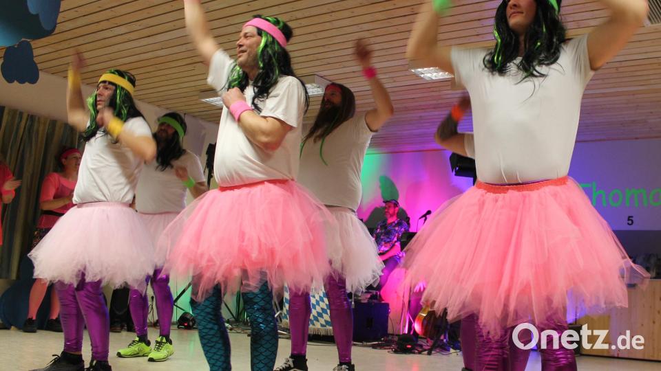 In rosa Tütü und lila glänzende Leggings gezwängt legten die Aerobic-Männer mit den weiblichen Begleiterinnen einen scharfen dreizehnminütigen Tanzauftritt zu einem 80er-Jahre-Medley hin. Bild: dob
