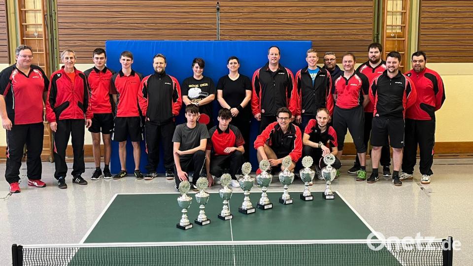 Nach den packenden Spielen der Tischtennis-Vereinsmeisterschaft durfte ein Gruppenbild nach der Siegerehrung nicht fehlen. Bild: TB Jahn Wiesau/exb