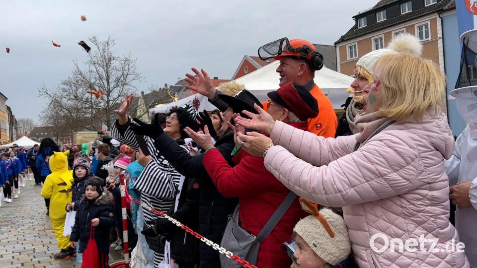 Hier fliegt Süßes durch die Luft - das gehört einfach dazu beim Faschingszug. Bild: Heike Unger