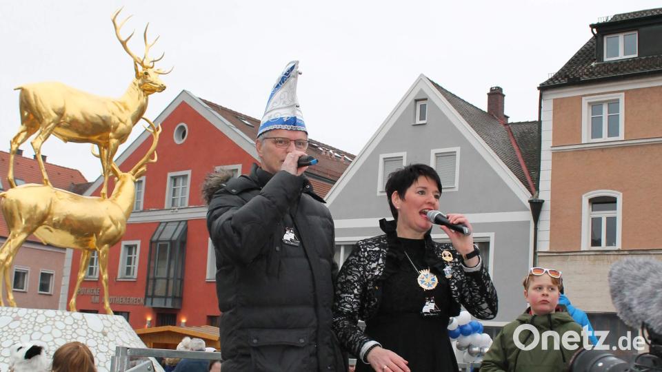Auf der Marktplatzbühne moderierte Bürgermeister Hermann Falk, unterstützt von Präsidentin Regina Merkl, das närrische Geschehen und stellte humorvoll die vorbeimarschierenden Gruppen vor. Bild: u