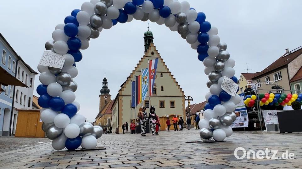 Die Hirschauer Farben umrahmen der Faschingszug. Bild: Heike Unger