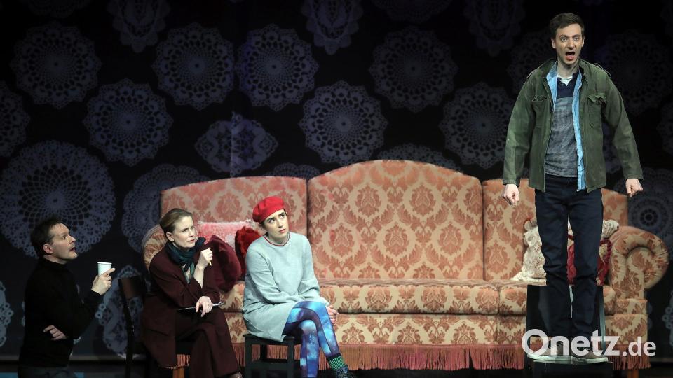 Szene aus dem Stück &quot;Ach, diese Lücke, diese entsetzliche Lücke&quot; im Amberger Stadttheater. Bild: Wolfgang Steinbacher