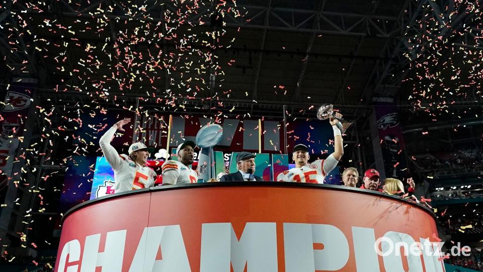 Die Kansas City Chiefs feiern ausgelassen den Sieg im Super Bowl LVII. Bild: Ashley Landis/AP/dpa