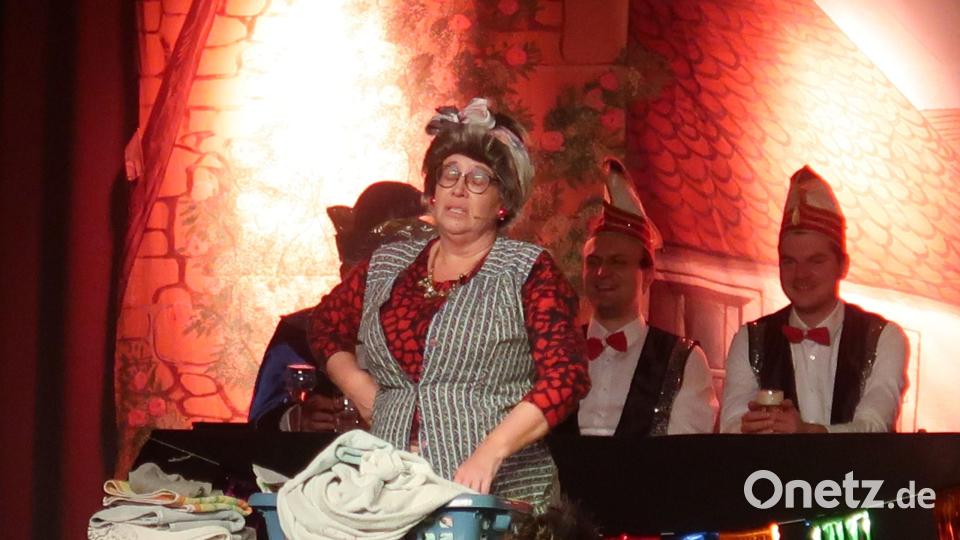 Mit einer absolut profihaften Büttenrede begeistert Kuni aus Sorghof, alias Ilona Weiß, die Besucher der Prunksitzung. Bild: rha