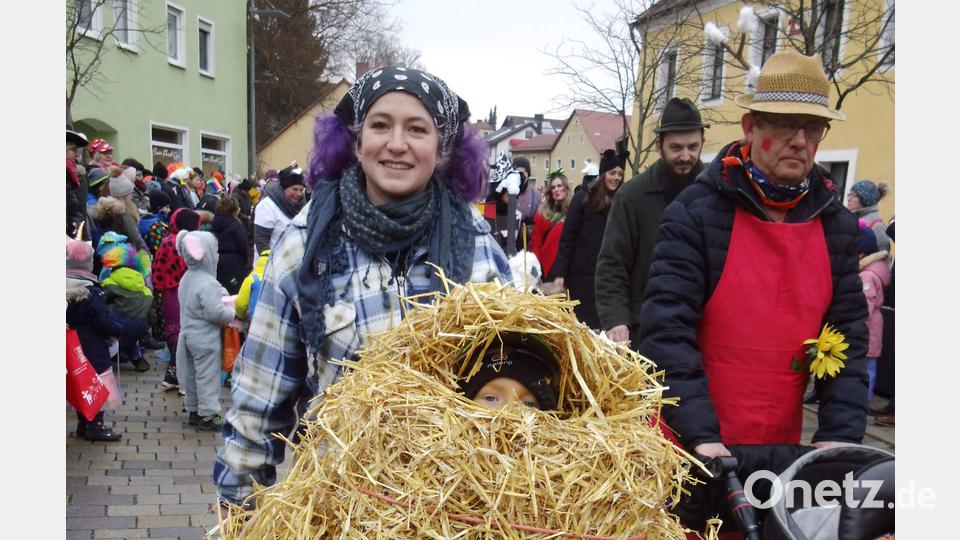 Stroh hält bekanntlich warm. Mama hatte angesichts des nasskalten Wetters bestens vorgesorgt für den kleinen Sprössling im Schubkarren. Bild: u