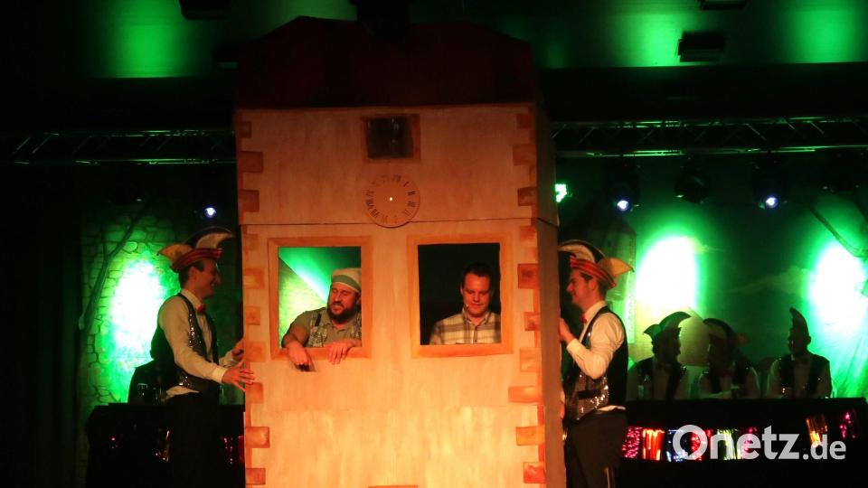 Die Stützpfeiler des Achterrats halten den Vogelturm aufrecht, damit die Turmgucker (Tobias Meidinger und Jonas Dittrich) bei ihrem Ratsch und Tratsch nicht aus der Rolle fallen. Bild: rha