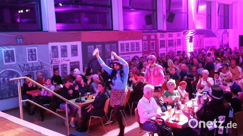 Lola Montez und Conchita Wurst (Christoph Hann und Dominik Gruber) werden mit rhythmischem Beifall auf die Bühne geleitet. Bild: rha