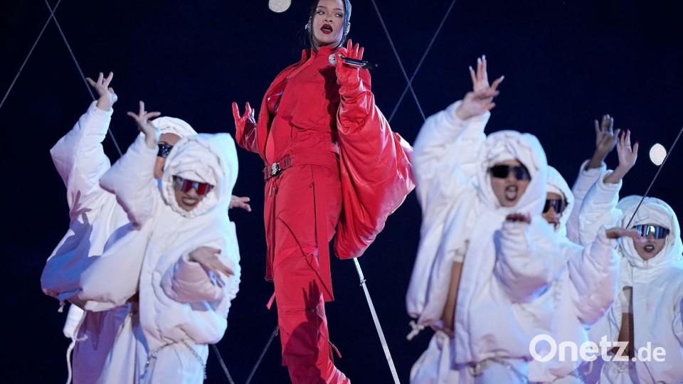 Rihanna begeistert während der Halbzeitshow des Super Bowls die Zuschauer mit einem Medley ihrer bekanntesten Songs. Bild: Brynn Anderson/AP/dpa