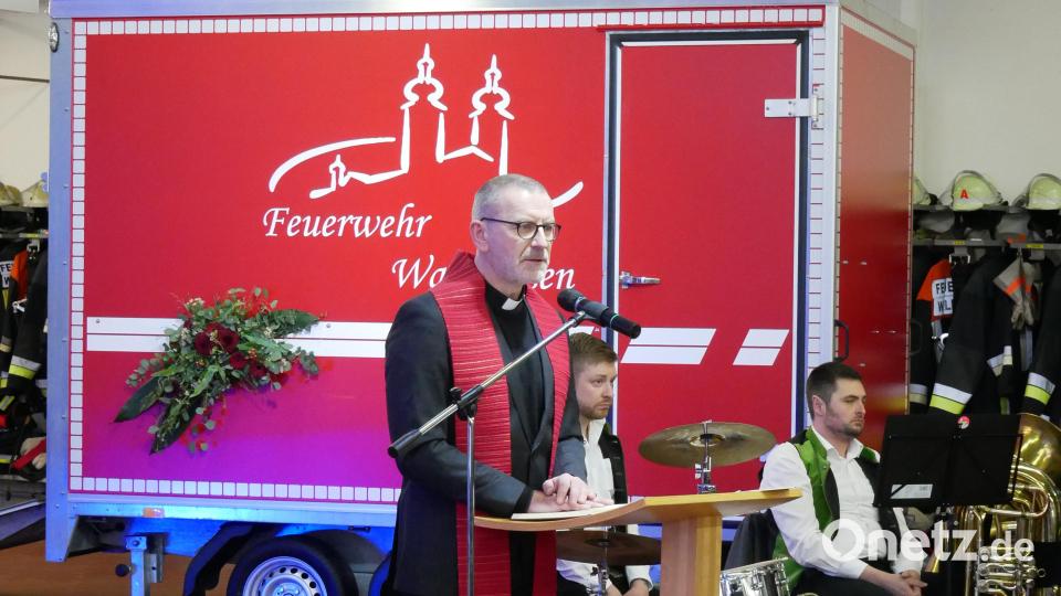Stadtpfarrer und Dekan Dr. Thomas Vogl betonte bei der Segnung die Menschen hinter der Ausrüstung. Bild: flm