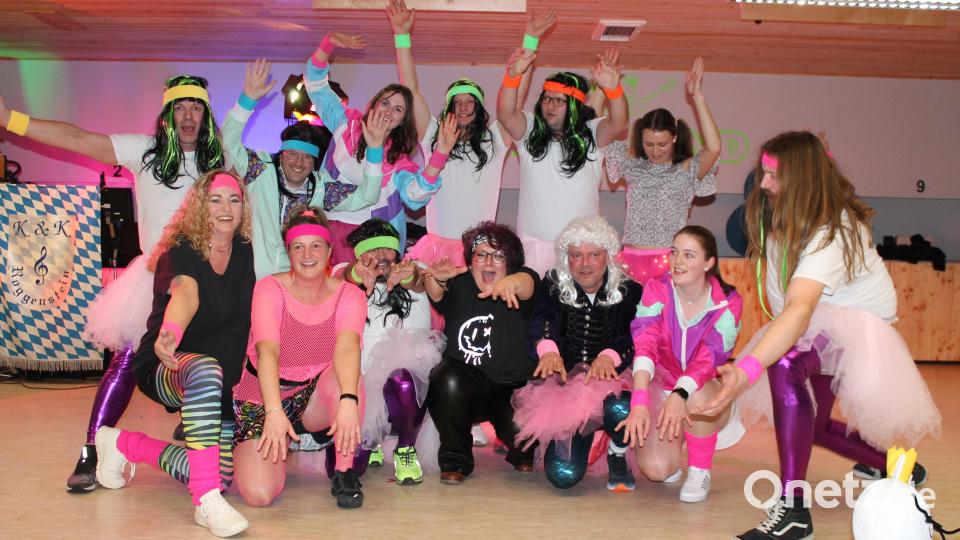 Beim Schützenball in Oberlind ging heuer die Post ab. Stimmung und Gaudi waren Trumpf. Bild: dob