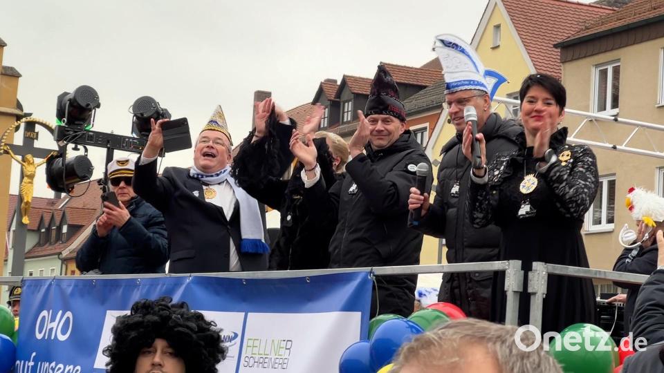 Auf dem Podium haben die närrischen Promis eine Riesengaudi. Bild: Heike Unger