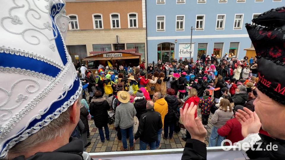 Das ganze Stadtzentrum eine närrische Party. Bild: Heike Unger
